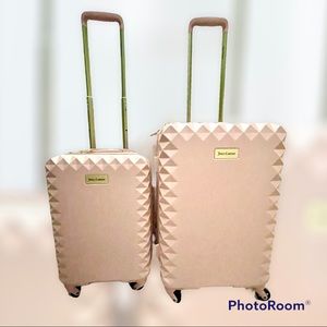 TWO JUICY COUTURE BLUSH PINK HARDSHELL 4 WHEELS & HANDLE SYSTEM SUITCASE SET